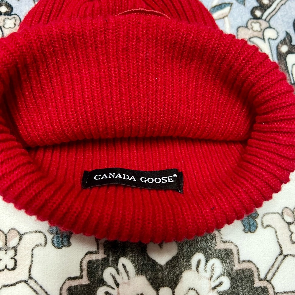 Canada Goose Toque - Picture 3 of 4